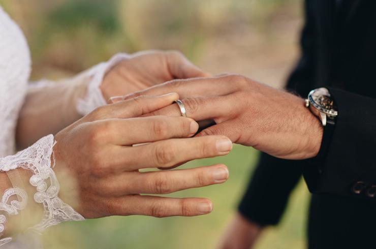 How much to spend on a man's wedding ring?